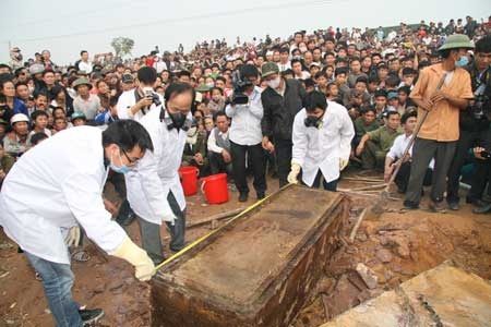 “Biển người” chen chân xem ngôi mộ cổ ở ngoại thành Hà Nội - 3 Theo