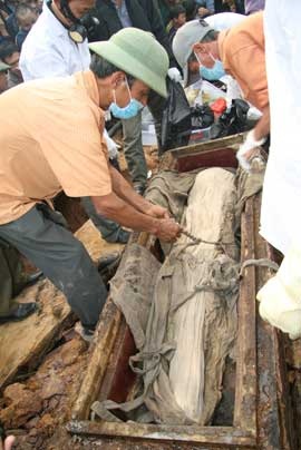 “Biển người” chen chân xem ngôi mộ cổ ở ngoại thành Hà Nội - 5 Theo