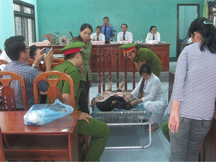 Bị cáo nằm nghe xét xử trước công đường hôm 14/1