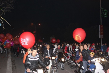 Dòng người đổ về các con đường quanh công viên Bạch Đằng