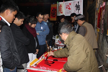 Người dân được “mãn nhãn” với màn pháo hoa tầm thấp kéo dài 15 phút