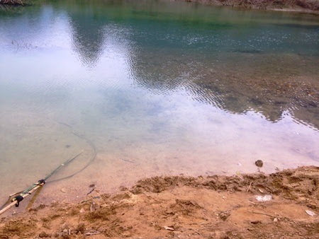 Những vết lợn cợn dưới lòng suối được nhóm sơn tràng này cho biết đó là phần gỗ sưa đã bị mục