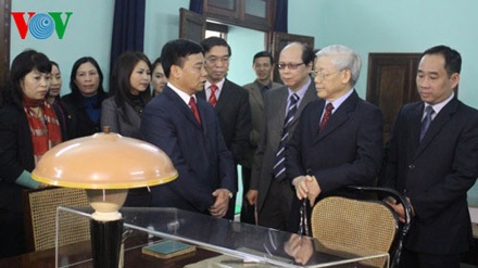 Tổng Bí thư dâng hương tưởng niệm Chủ tịch Hồ Chí Minh - 2 Tổng Bí thư trò chuyện với cán bộ, nhân viên Khu di tích