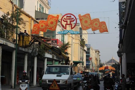 Hà Nội: Nhiều tuyến phố đang được “thay áo” đón Tết - 10 Nguyễn Dương