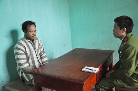 Trung úy Phan Thanh Tuấn và đối tượng trốn truy nã 18 năm Tô Văn Quỳnh.