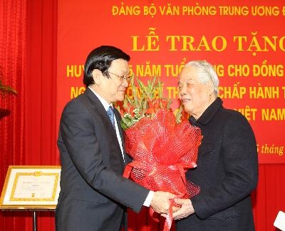 Chủ tịch nước Trương Tấn Sang tặng hoa chúc mừng đồng chí Đỗ Mười . Ảnh: Trí Dũng – TTXVN