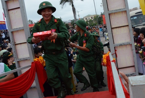Giọt nước mắt bịn rịn trong ngày giao quân - 20 K.Hồng - C.Bính- H. Long