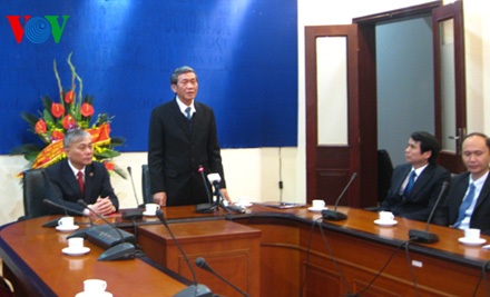 Ông Đinh Thế Huynh thăm và chúc mừng các Thầy thuốc - 1 Ông Đinh Thế Huynh thăm và chúc mừng các Thầy thuốc