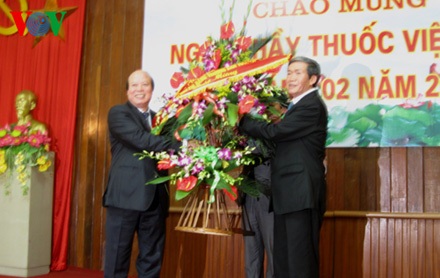 Ông Đinh Thế Huynh thăm và chúc mừng các Thầy thuốc - 2 Ông Đinh Thế Huynh thăm và chúc mừng các Thầy thuốc