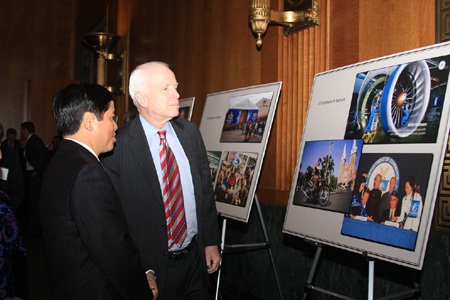Thượng nghị sỹ John McCain (phải) thăm quan không gian ảnh 20 năm quan hệ thương mại Việt - Mỹ.
