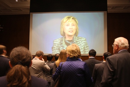 Các quan khách xem lại thông điệp quan hệ Việt – Mỹ của cựu Ngoại trưởng Hillary Clinton.