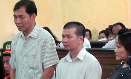 Nguyên Chánh Thanh tra lãnh án 10 năm tù vì nhận “lót tay” - 1 Bị cáo Trỗi (áo kẻ sọc) tại toà.