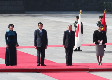 Nhật hoàng Akihito tiếp thân mật Chủ tịch nước Trương Tấn Sang - 1 Nhật hoàng Akihito tiếp thân mật Chủ tịch nước Trương Tấn Sang