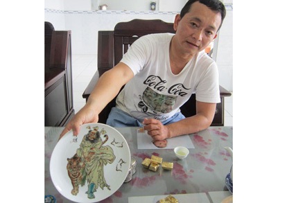 Ông Trung với chiếc đĩa cổ thời Càn Long.