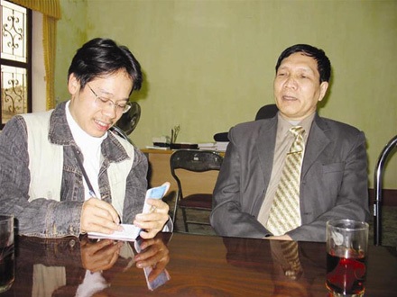 Dương Soái và “Gửi em ở cuối sông Hồng”... - 1 Dương Soái (phải) và tác giả bài viết