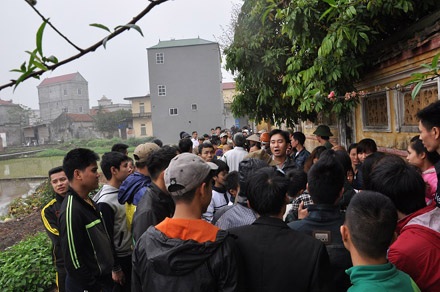 Người dân thôn Cựu Quán phản đối việc một số cán bộ thôn bán gỗ