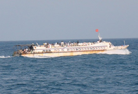 Hàng ngàn người du xuân trên quê hương Hải đội Hoàng Sa - 2 Tăng chuyến tàu cao tốc để đáp ứng nhu cầu đi lại