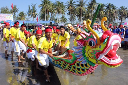 Tưng bừng lễ hội đua thuyền truyền thống đầu năm - 1 Chiếc thuyền gắn liền với linh vật Long