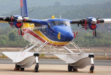 Thủy phi cơ chờ đợi lệnh cất cánh (Ảnh: Công Quang)