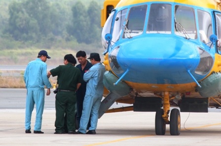 Thủy phi cơ, trực thăng chờ đợi lệnh cất cánh (Ảnh: Công Quang)