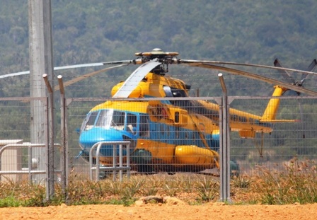 Thủy phi cơ phát hiện vật thể hình vuông, màu da cam - 3 ... chiếc trực thăng đặt tại sân bay Phú Quốc (Ảnh: Công Quang)