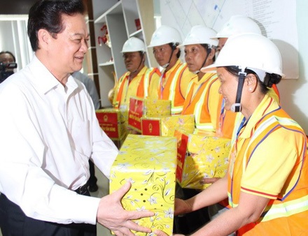 Thủ tướng tặng quà Tết cho các công nhân viên VWS trực Tết. (Ảnh: Hà Huy Hiệp/Vietnam+)