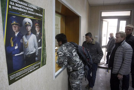 Ukraine: Lệnh tổng động viên “gõ cửa” nhà người Việt - 1 Thanh niên xếp hàng trước một văn phòng tuyển quân ở thủ đô Kiev.
