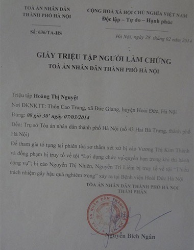 Vụ “nhân bản xét nghiệm”: Nhân chứng nhận được nhiều tin nhắn đe dọa - 2 Chị Nguyệt đang ngồi xem lại những tin nhắn từ những số lạ đe dọa và nói xấu.