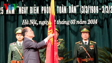 Bộ đội Biên phòng đón nhận Huân chương Hồ Chí Minh - 2 Chủ tịch Quốc hội gắn Huân chương Hồ Chí Minh lên lá cờ danh dự