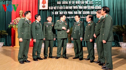 Bộ đội Biên phòng đón nhận Huân chương Hồ Chí Minh - 4 Chủ tịch Quốc hội gắn Huân chương Hồ Chí Minh lên lá cờ danh dự