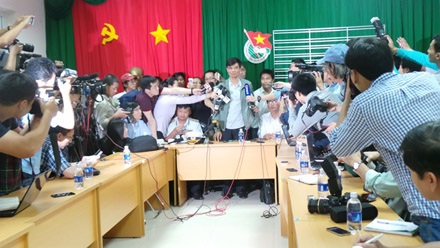 Thứ trưởng Phạm Quý Tiêu trong vòng vây của báo chí