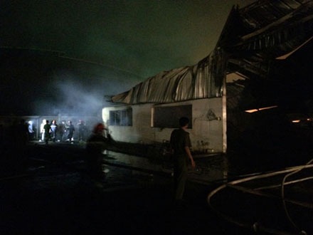 Lực lượng cứu hỏa nhanh chóng có mặt tại hiện trường...