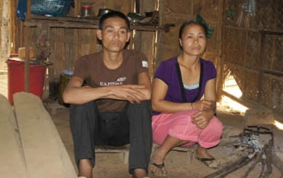 Bản không chồng bên quốc lộ 7A - 4 Những ngôi nhà không có… “trụ cột”