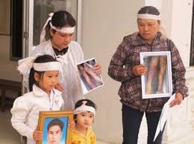 Phó công an TP Tuy Hòa có thể bị cấp dưới dẫn giải đến tòa - 1 Gia đình nạn nhân Ngô Thanh Kiều