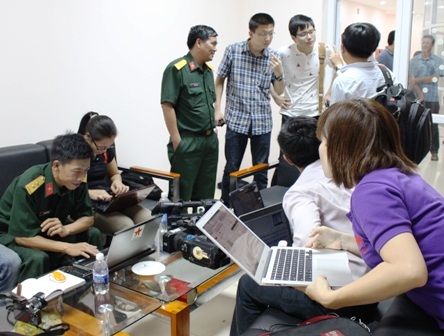 Các phóng viên báo chí túc trực đợi thông tin chính thức (Ảnh: Công Quang)