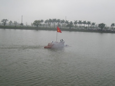 Hình ảnh tàu ngầm Trường Sa chạy thử nghiệm trên hồ - 10 Nhiều người dân tập trung theo dõi buổi chạy thử nghiệm (Ảnh: Nguyễn Dương)