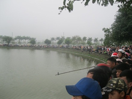 Hình ảnh tàu ngầm Trường Sa chạy thử nghiệm trên hồ - 11 Nhiều người dân tập trung theo dõi buổi chạy thử nghiệm (Ảnh: Nguyễn Dương)