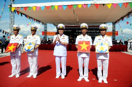 Đô đốc Nguyễn Văn Hiến trao cờ hải quân cho cán bộ hai tàu