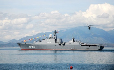 Tàu hộ vệ tên lửa và máy bay trực thăng trong lễ thượng cờ