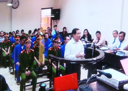 Dương Chí Dũng: “Xin cho bị cáo được sống!” - 1 Dương Chí Dũng bổ sung thêm chi tiết nhằm bác cáo cuộc nhận tiền ở khách sạn Victory