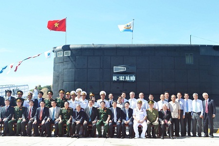 Thủ tướng chụp hình lưu niệm cùng các cán bộ Hải quân bên tàu ngầm Kilo HQ 182 Hà Nội.