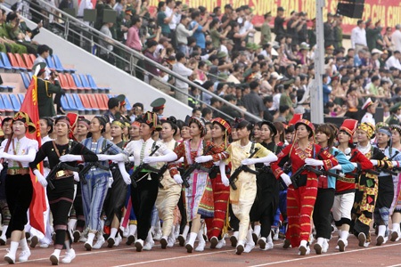 Những cô gái bồng súng diễu binh trên đường phố Điện Biên - 19 Những nữ dân quân với trang phục truyền thống của các dân tộc Việt Nam.