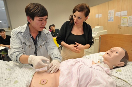 Một giờ thực hành trên mô hình của học viên điều dưỡng Việt Nam tại München. Ảnh: Suddeutsche.de