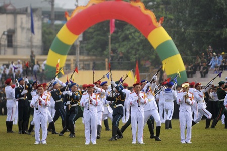 Những cô gái bồng súng diễu binh trên đường phố Điện Biên - 13 Màn diễn múa súng của Đoàn nghi lễ quân đội