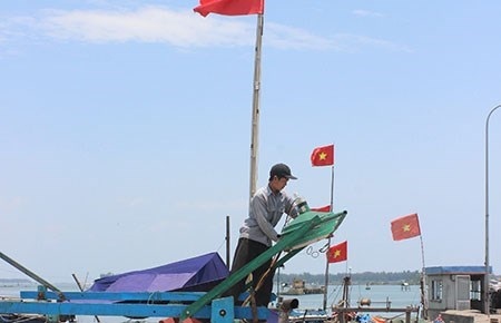Sẽ mít-tinh trên biển để phản đối Trung Quốc - 1 Dù bị Trung Quốc ngăn cản, tấn công, ngư dân miền Trung vẫn quyết tâm bám biển. Ảnh: VIẾT LONG
