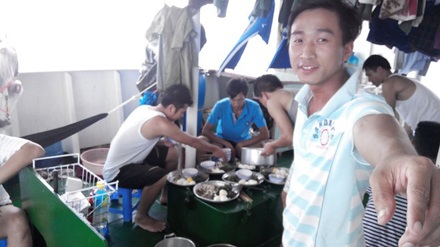 Đối đầu “quái vật 981” - Kỳ 3: Giữa hai hiệp đấu sinh tử - 1 Một bữa cơm của các kiểm ngư viên trên tàu 763