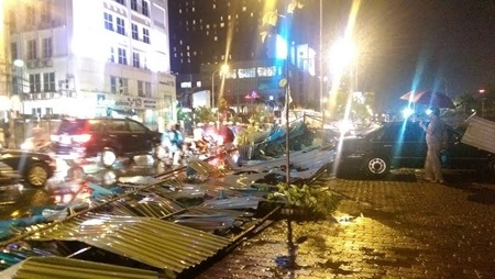 Hà Nội: Mưa to, gió giật, hàng loạt cây xanh bị quật đổ - 11 Quang Phong