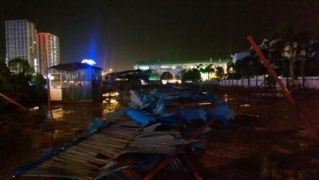 Hà Nội: Mưa to, gió giật, hàng loạt cây xanh bị quật đổ - 12 Quang Phong