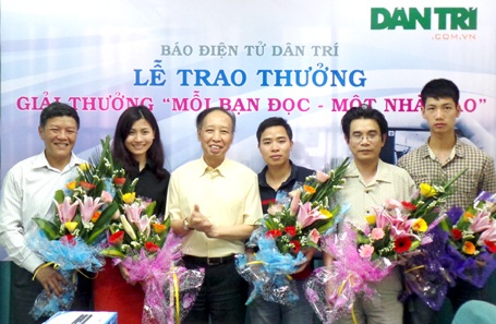 8 bạn đọc Dân trí nhận giải thưởng "Mỗi bạn đọc - Một nhà báo" - 4 Dân trí trao giải thưởng Mỗi bạn đọc - Một nhà báo