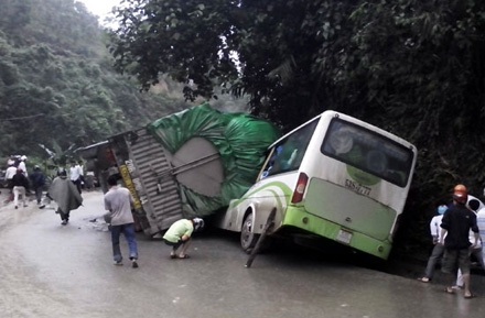 Xe tải đè bẹp xe khách, hai người tử vong - 1 Hiện trường vụ tai nạn